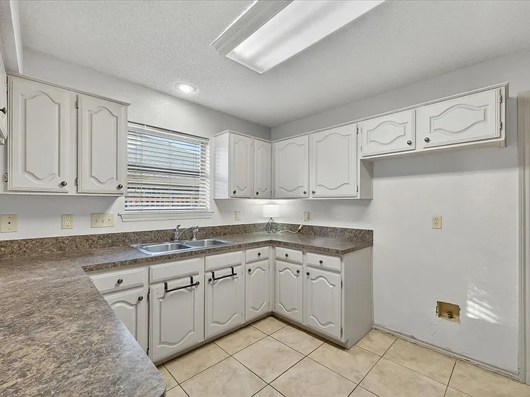 3509 Edgehill Dr — Photo 9