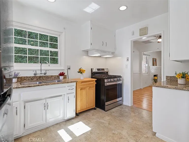 15460 Sylvan St — Photo 18