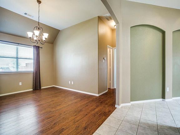 5th image of 401 Crown Oaks Dr