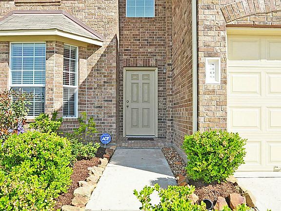 Clean landscaping, cul-de-sac, and sprinkler system