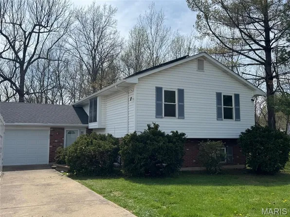 2154 Graystone Dr, Saint Charles, MO 63303