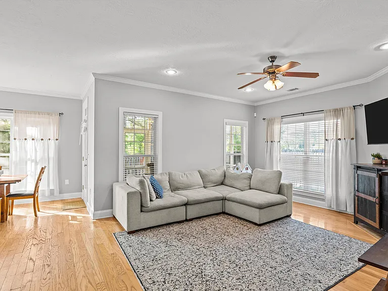 726 Bonnie Oaks Ln — Photo 3