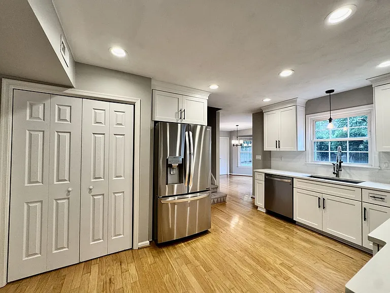 965 Commodore Dr — Photo 10