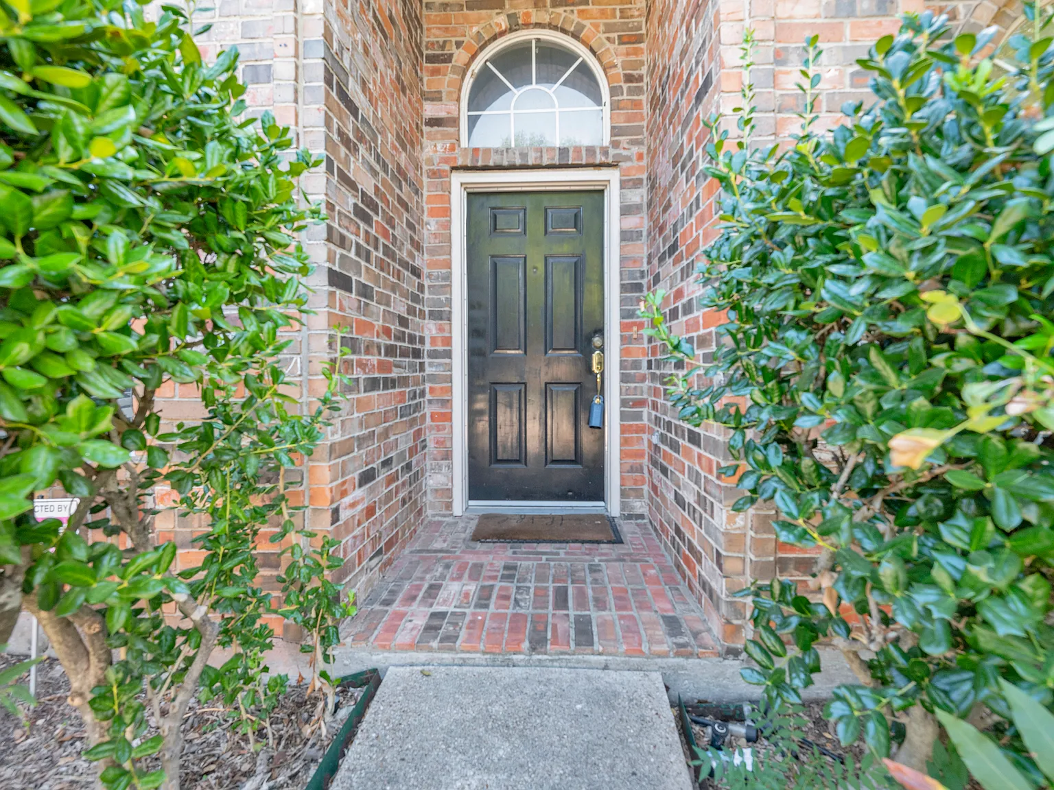 4 bed, 2051 sqft, $2,950 — Photo 3