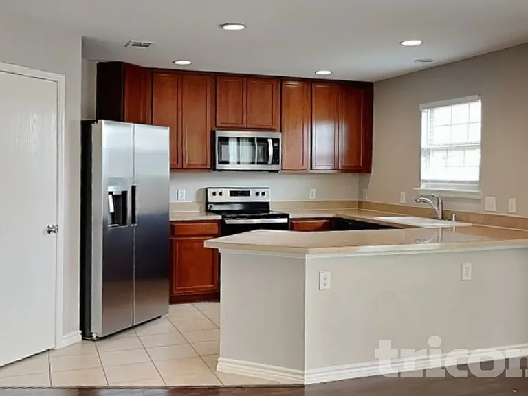 1326 Foster St — Photo 4