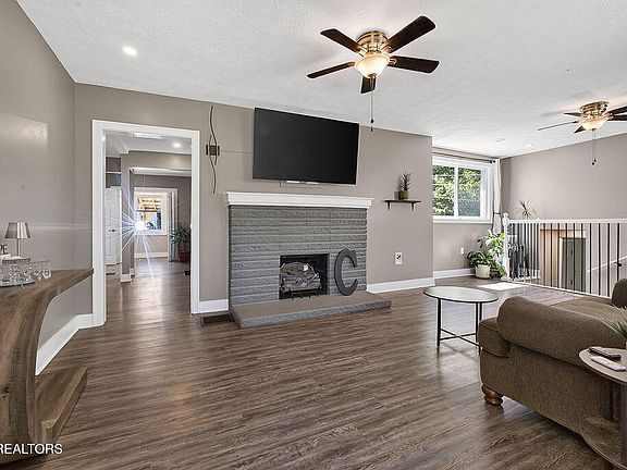 3rd image of 4204 Garden Dr