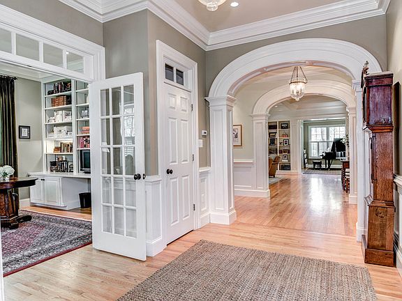 Gracious Entry Foyer w/ arched opening, 10ft ceiling