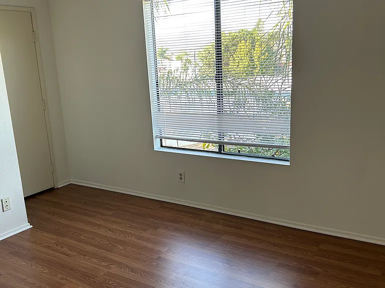1020 Redondo Ave — Photo 5