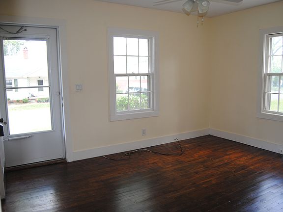 2nd image of 908 Gibbons St