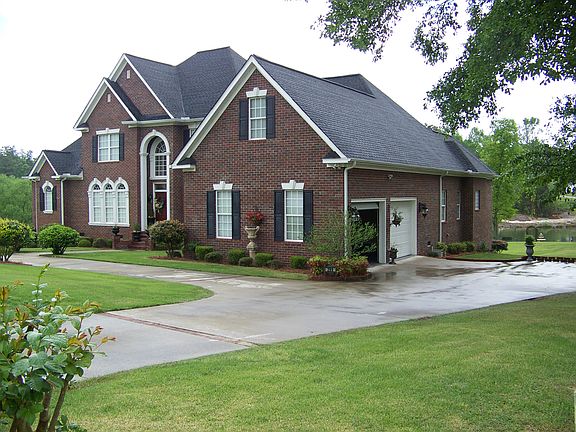 Garage w/Circle Drive