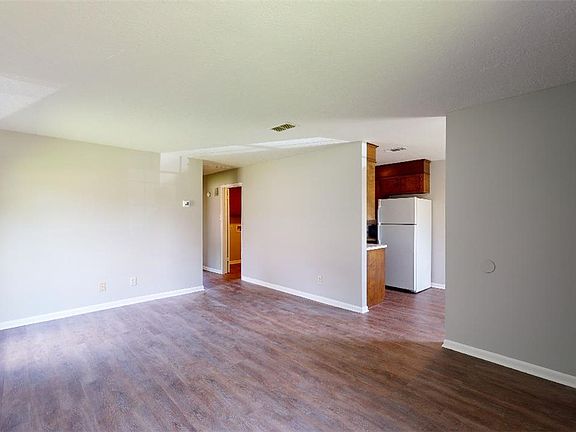 3rd image of 813 Llano Pl