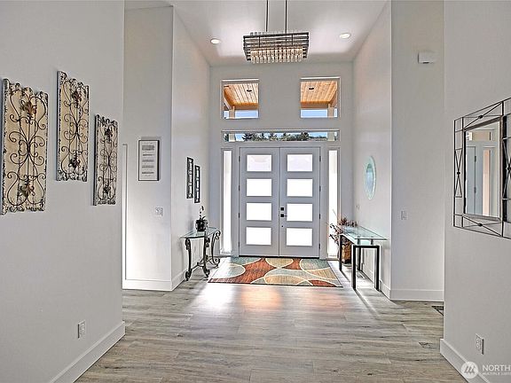 5th image of 1025 Clearwater Place