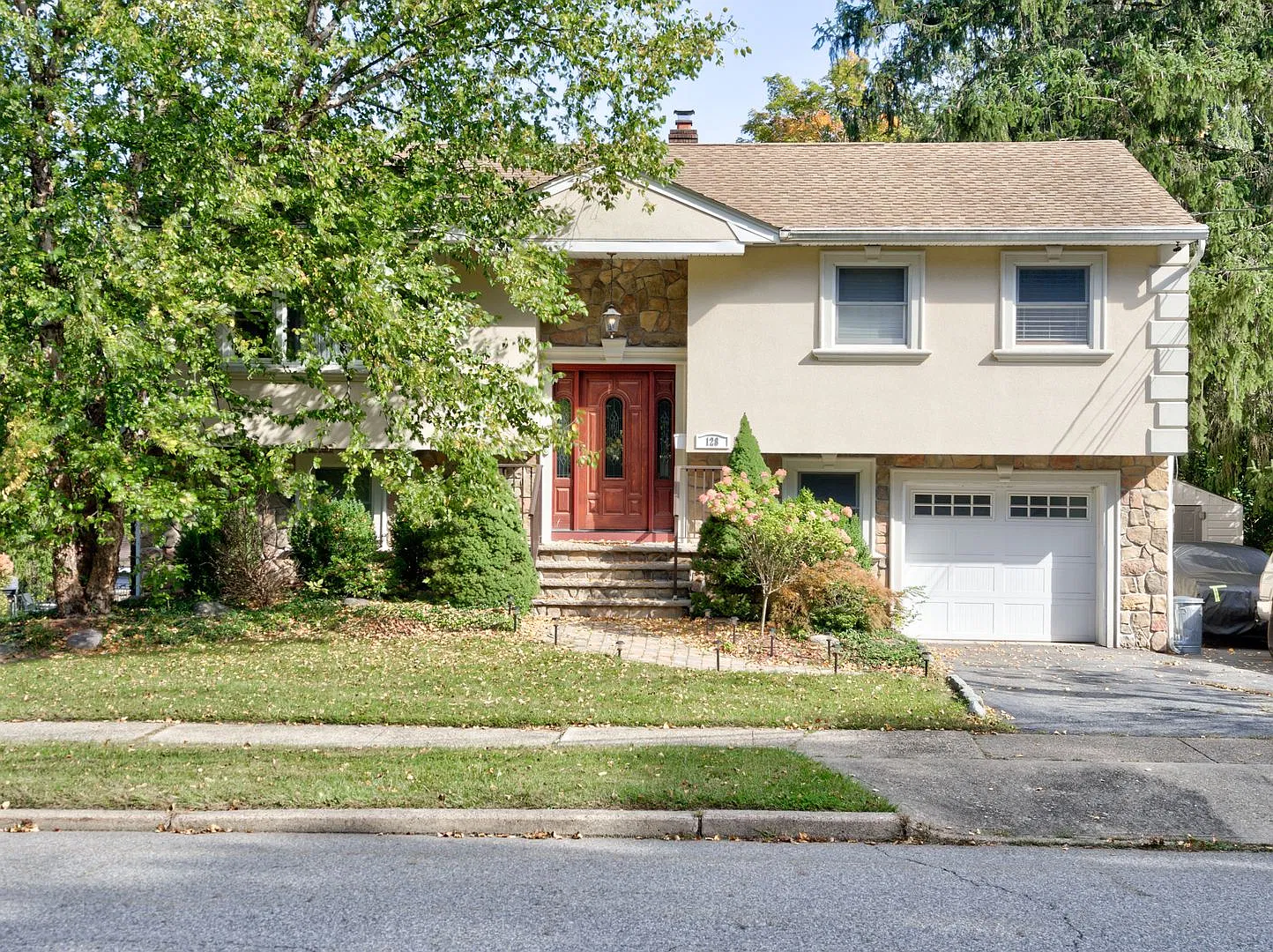 128 Reeve Ave — Photo 2