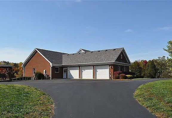 3rd image of 5525 Cedarcreek Ct NE