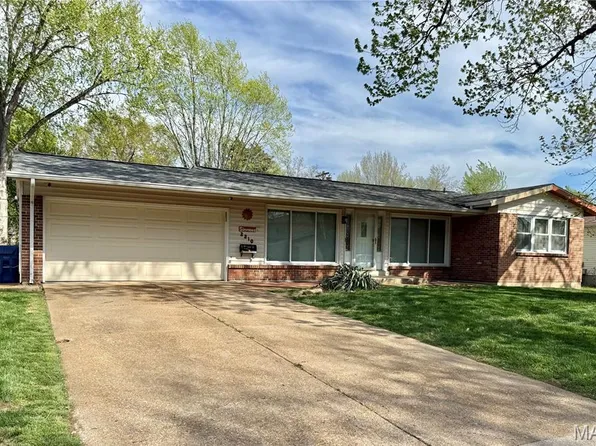 2210 Spoonwood Ln, Florissant, MO 63033