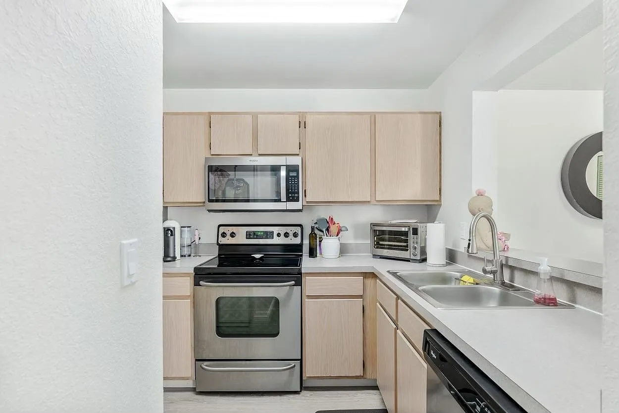 3705 SW 27th St — Photo 4