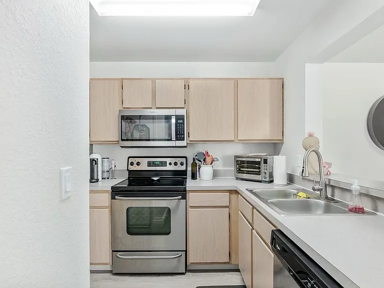 3705 SW 27th St #1211 — Photo 4