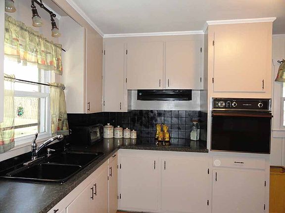 Kitchen: Light and bright wi