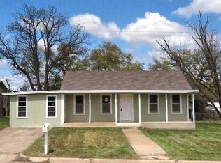 305 W College St, Llano, TX 78643