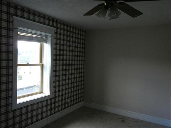 3rd image of 385 Heathridge Dr