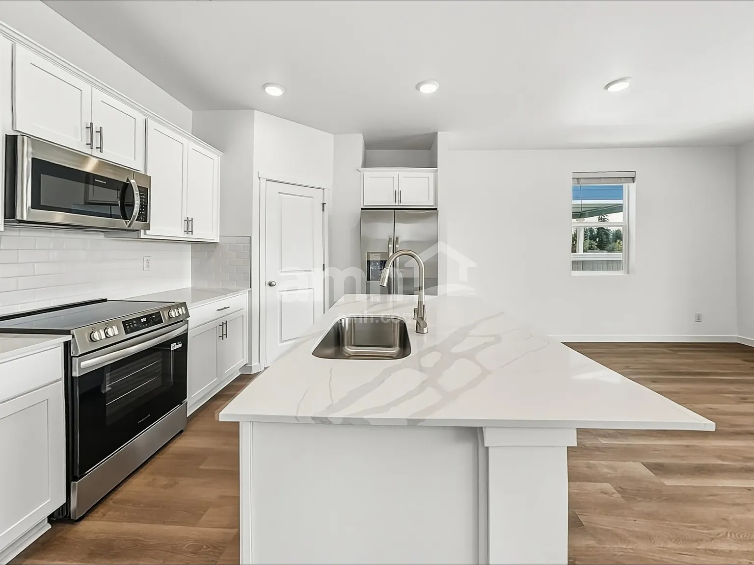 4 bed, 2.5 bath, 2007 sqft, $3,180 — Photo 3
