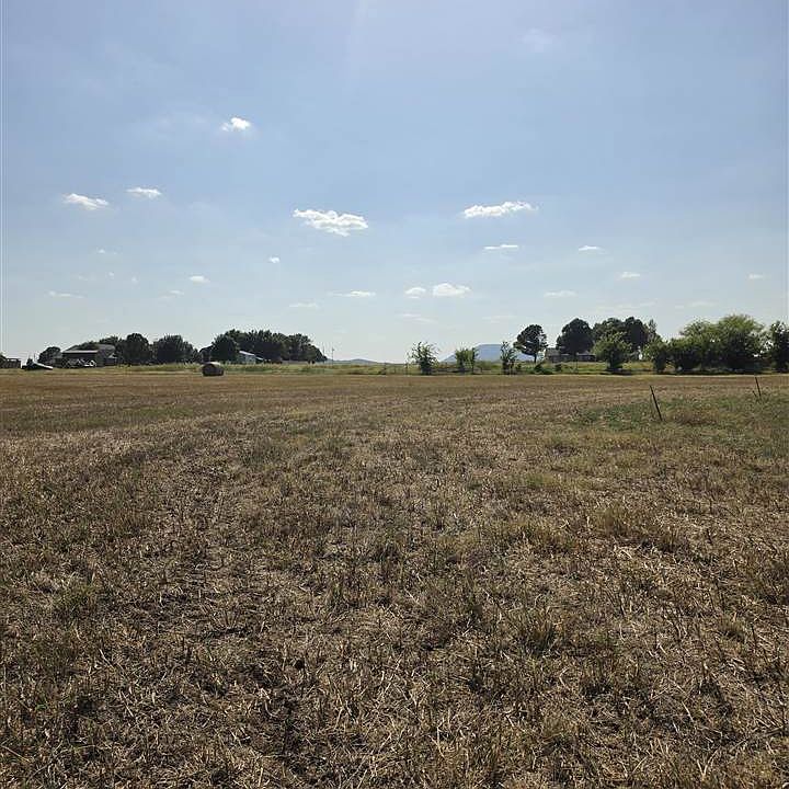 2nd image of 222 Mountain Ridge Pl