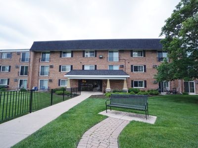 560 Lawrence Ave APT 106, Roselle, IL, 60172