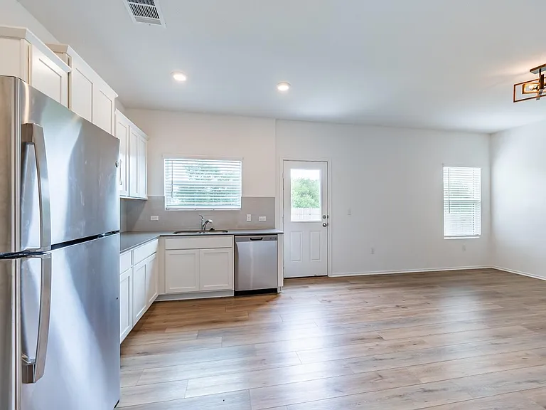 10217 Prague Ct — Photo 2