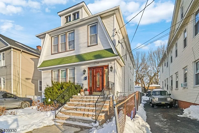 3 bed, 1.0 bath, $2,200 — Photo 2