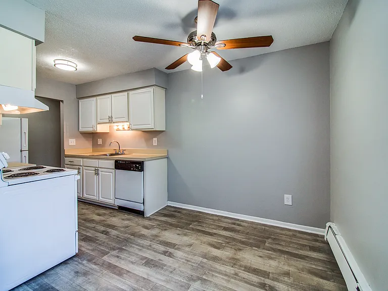 Hillcrest Club Apartments — Photo 9