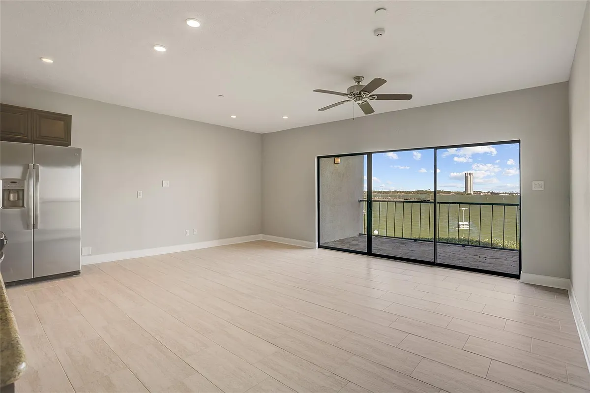 Building Photo - 351 Lakeside Ln #102