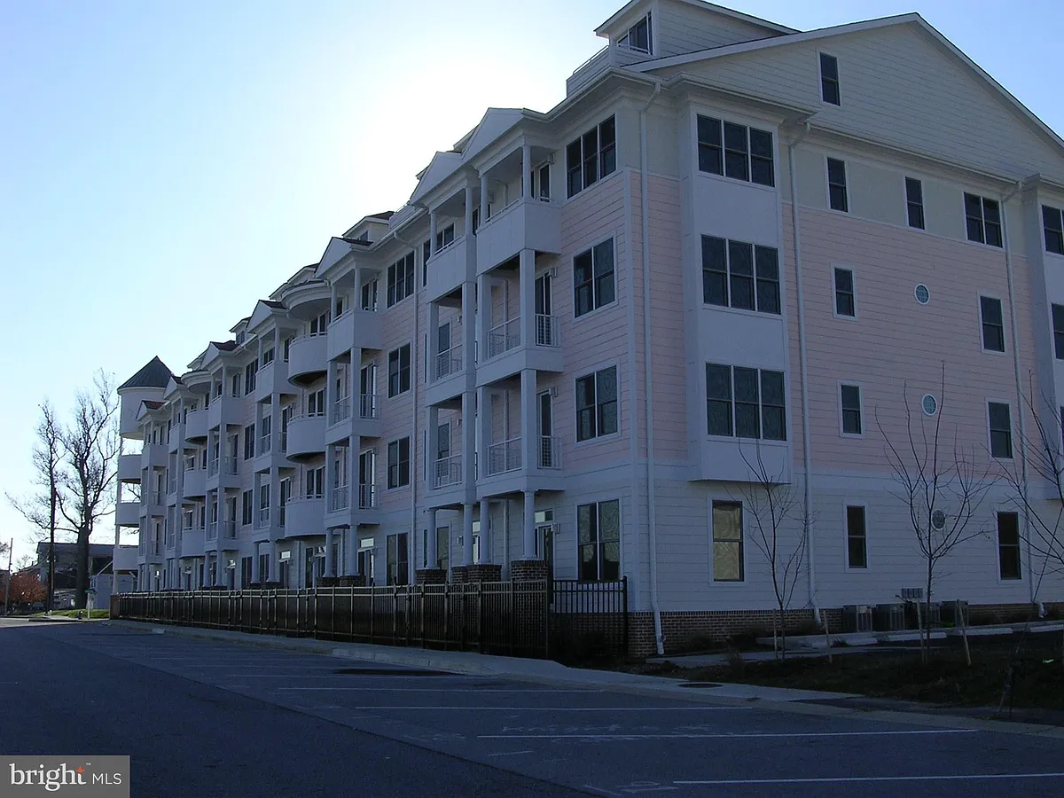Building Photo - 9000 Bay Ave #206