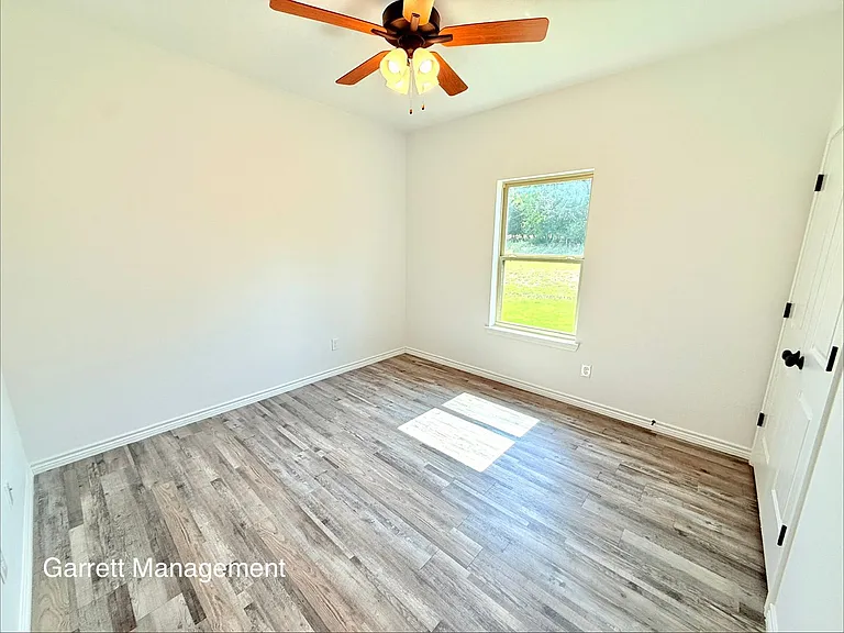 828 Elijah Ln — Photo 10
