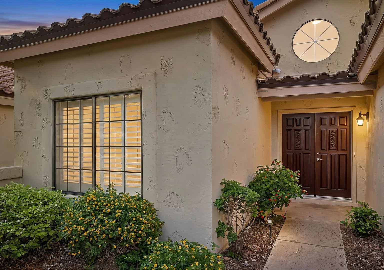 3 Bedrooms, 3 Bathrooms, Formal Living, Formal Dining, Spacious Family Area With Fireplace. Ready... — Photo 3