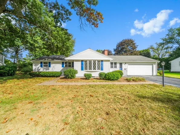 31 Meadowlark Dr, Longmeadow, MA 01106