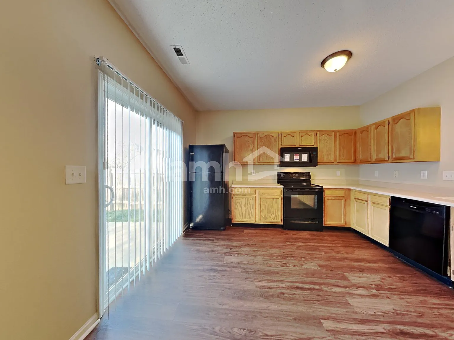 3 bed, 2.0 bath, 1368 sqft, $1,935 — Photo 4