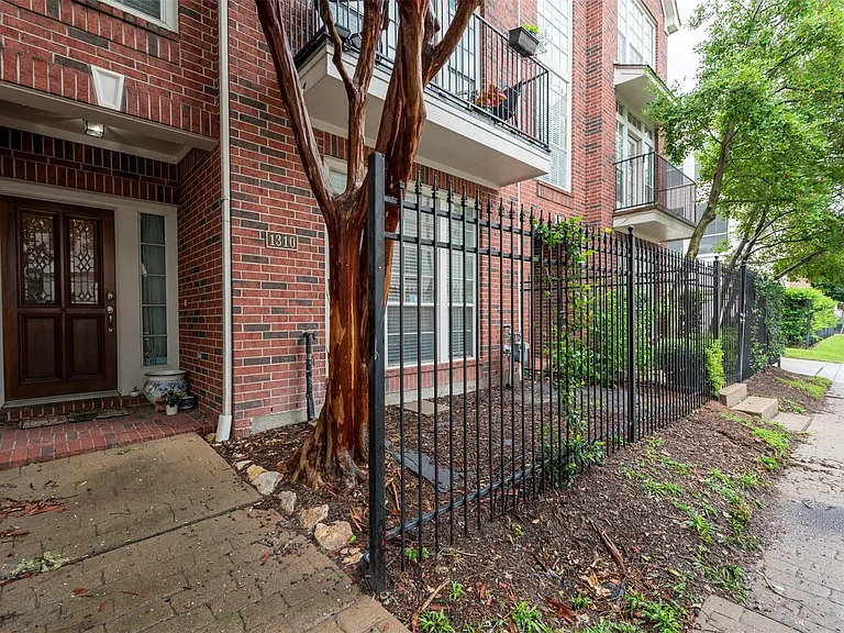 1310 W Webster St — Photo 3
