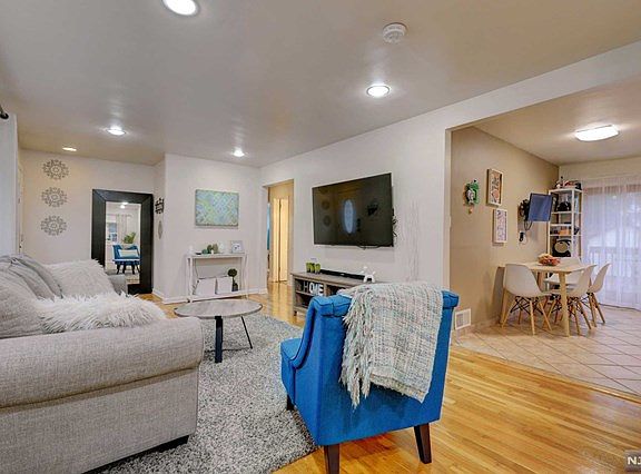 3rd image of 22 Harlow Cres