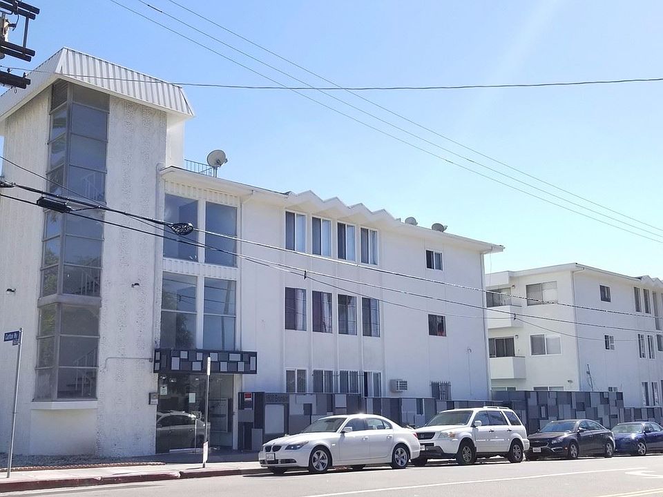 1st image of 1600 N Bronson Ave #33