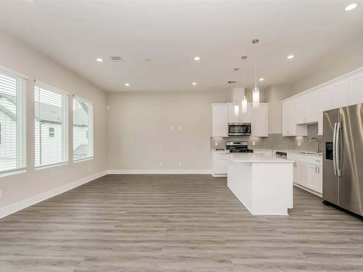 3 bed, 2.5 bath, 1558 sqft, $1,900 — Photo 2