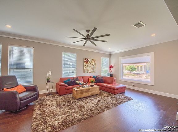 5th image of 350 E Craig Pl