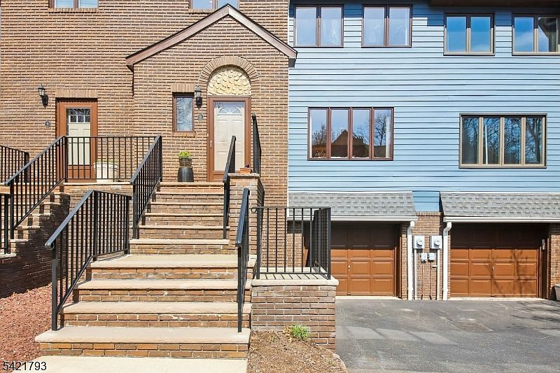 1st image of 8 Village Green Ct
