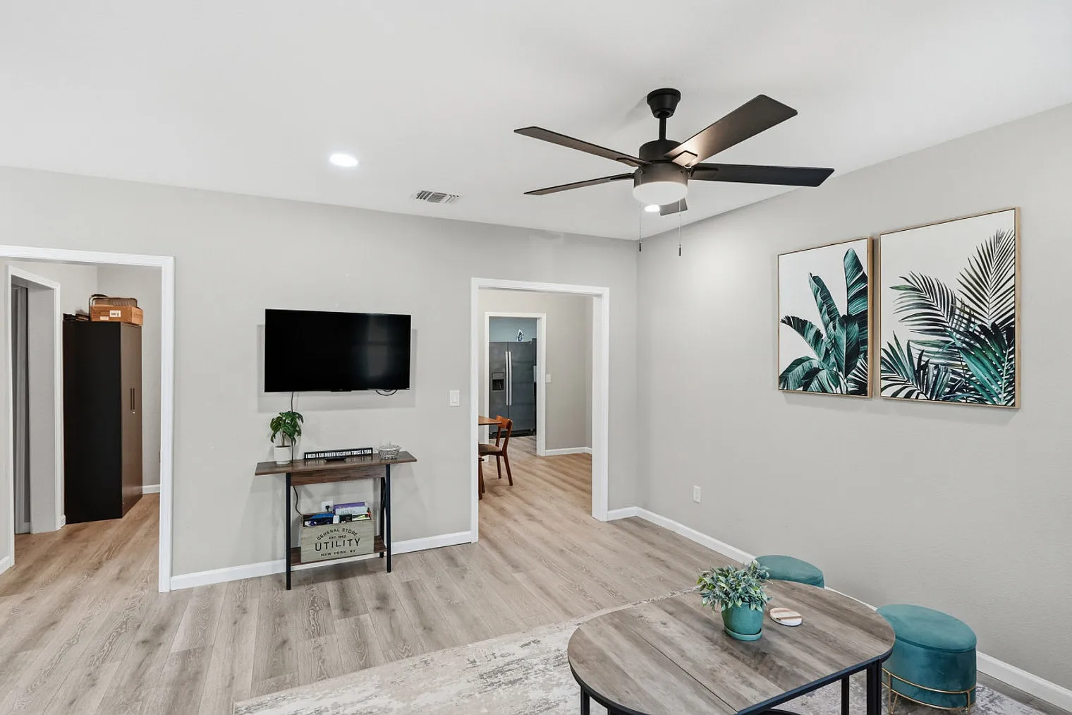 4 bed, 2.0 bath, 5242 sqft, $3,019 — Photo 4