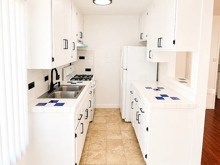 Hollyking Apartments — Photo 39