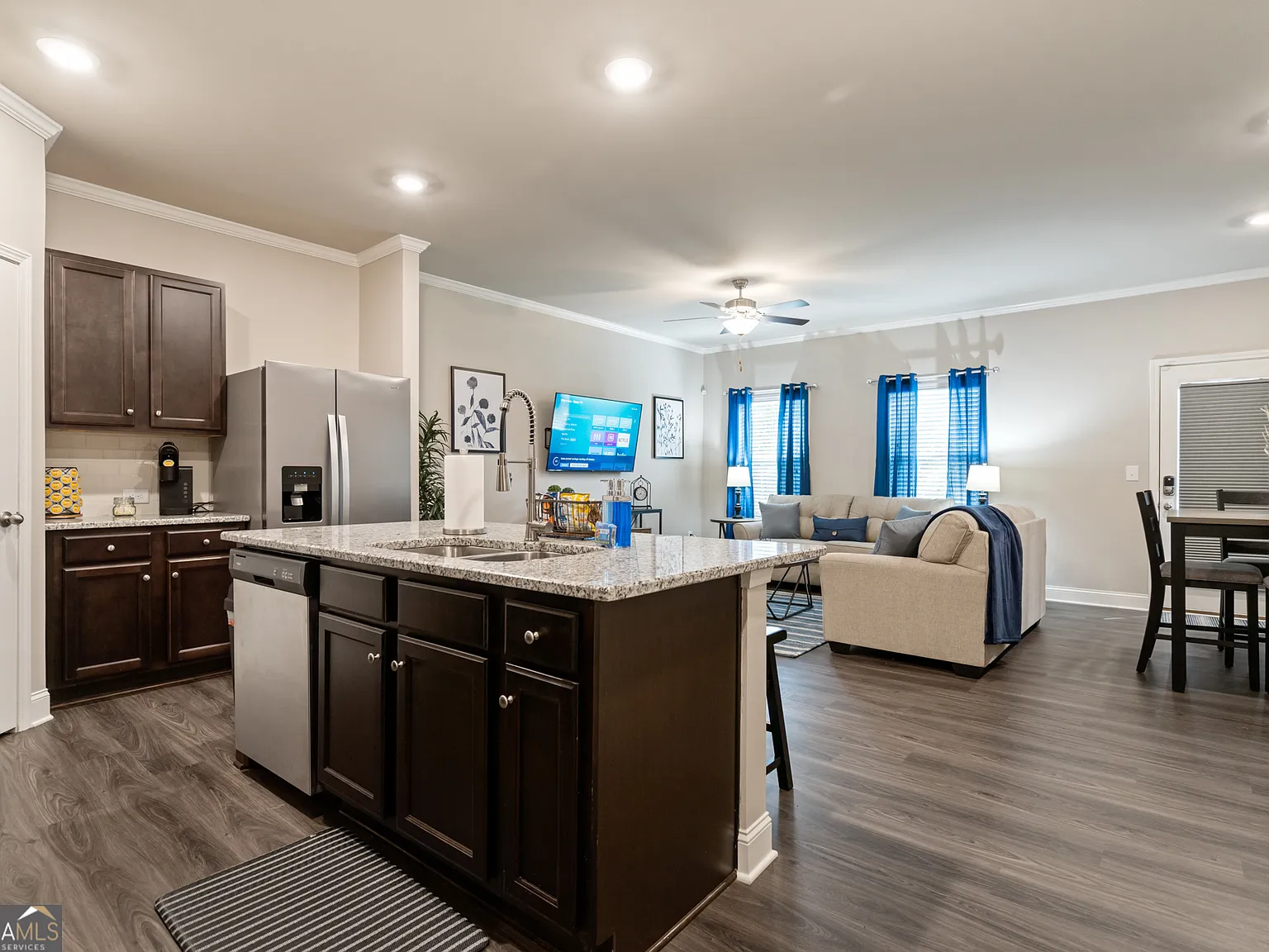 3 bed, 2.5 bath, $4,428 — Photo 4