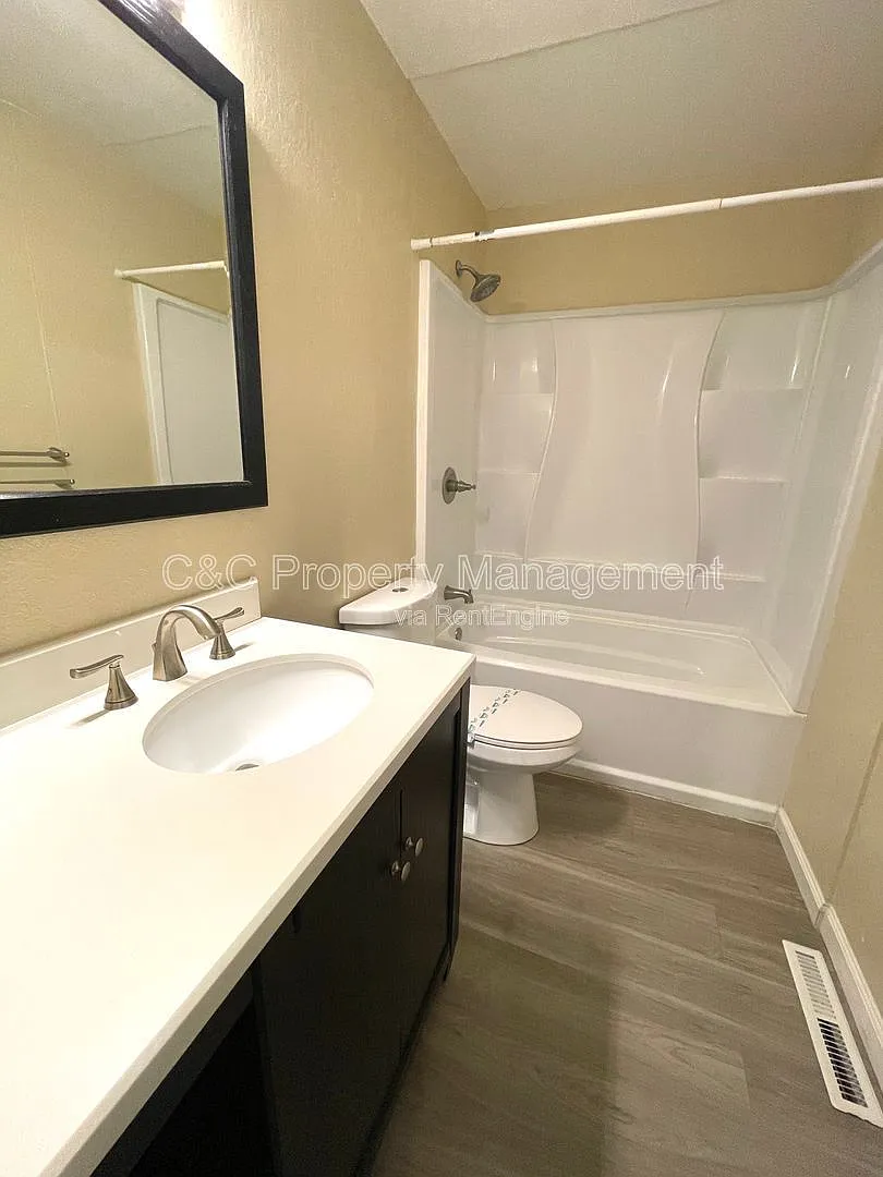 Building Photo - 802 Sunset Dr #I