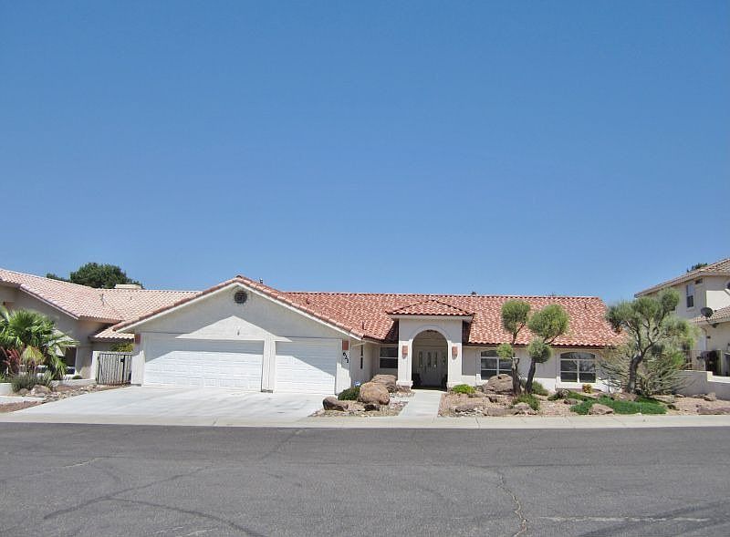 1st image of 621 Country Club Dr