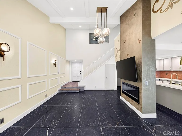 1034 Creekside Dr — Photo 4