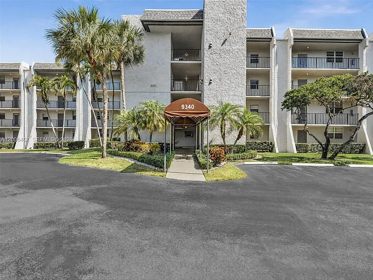 9340 Lagoon Pl #303 — Photo 1
