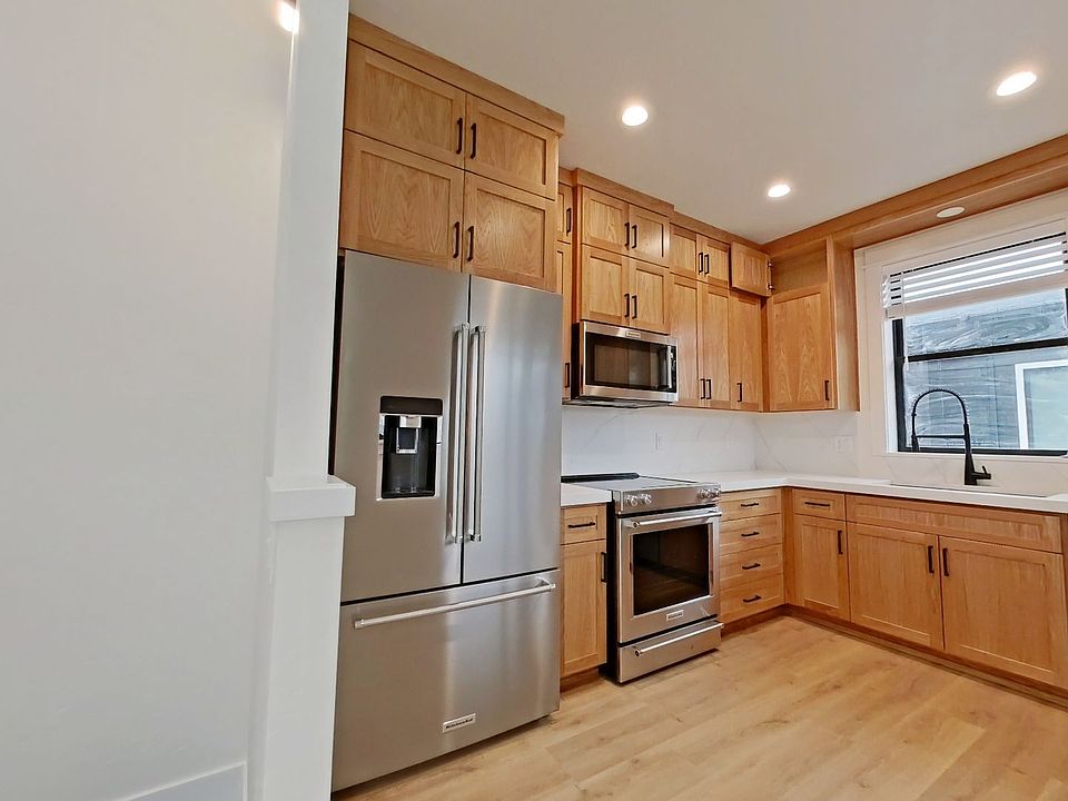 2nd image of 1881 Harris St